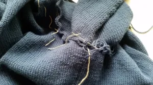 nähe die abgeketteten Maschen mit Maschenstich zusammen armkugel einnaehen