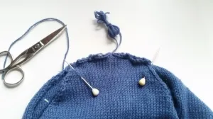 Stecke die Armkugel zwischen den Markierungen ins Armloch armkugel einnaehen