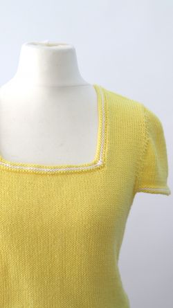 Der eckige Ausschnitt betont die Schulterlinie. Er verleiht eine edle Note und die Linie passt zu schmalen Schultern oder kurzem Hals, da diese optisch streckt. ausschnitt berechnen