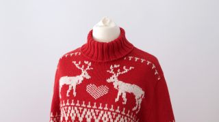 Der Rollkragen braucht einen kurzen, engen Ausschnitt. Bei großflächigem Muster darf der Ausschnitt und Kragen dieses nicht verdecken. ausschnitt berechnen