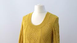 Strickst du eine breite Blende, musst du den Ausschnitt tiefer und breiter machen. Außerdem musst den Rapport vom Muster beachten ausschnitt berechnen