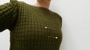 probiere aus in welcher Höhe der Ausschnitt anfangen soll. Ausschnitt Stricken