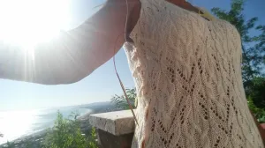 Stecke die Teile mit Stricknadeln grob zusammen, um sie anzuprobieren ausschnitt stricken