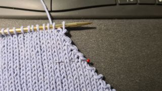 Hier siehst du die lockeren Maschen beim Abketten mit abgehobenen Randmaschen betonte abnahme