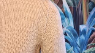 Stricke die Abnahmen der Armkugel betont für eine unsichtbare Naht betonte abnahme