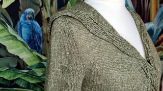 Stricke an Armkugel und Armloch betonte Abnahmen für perfekte Nähte betonte abnahme