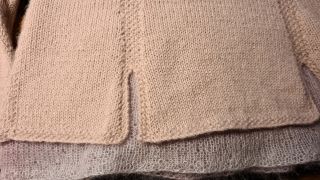 Betonte Taillierung mit zusätzlichem Streifen mit Perlmuster betonte abnahme