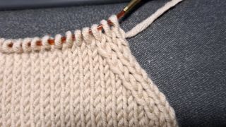 bei der links geneigten Abnahme liegt die rechts liegende Masche über der links liegenden betonte abnahme