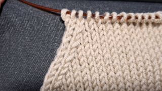 bei rechts geneigte Abnahmen liegt die links liegende Masche vor der rechts liegenden betonte abnahme