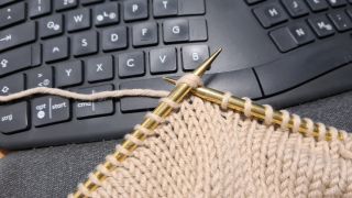 Zwei Maschen rechts zusammenstricken betonte abnahme