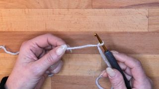 Mache einen Laufknoten ohne langen Faden und lege diese Schlaufe auf deine Häkelnadel. maschen anschlagen