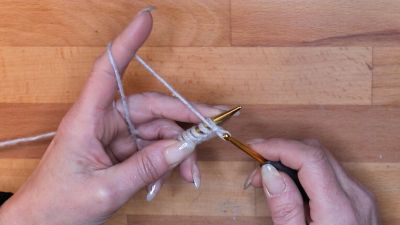 Wiederhole die Schritte 3-4, bis alle Maschen bis auf die Letzte angeschlagen sind. maschen anschlagen