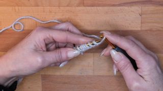 Setze zum Schluss die Schlaufe von der Häkelnadel auf die Stricknadel. Das ist deine letzte Anschlagmasche. maschen anschlagen