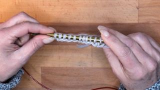 Wiederhole die Schritte 2-4, bis alle Maschen angeschlagen sind. maschen anschlagen