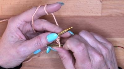 Steche mit der rechten Nadel in diese Masche und stricke eine rechte Masche heraus, ohne die Masche von der linken Nadel gleiten zu lassen. maschen anschlagen