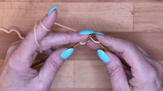 Setze die neue Masche zurück auf die linke Nadel. maschen anschlagen