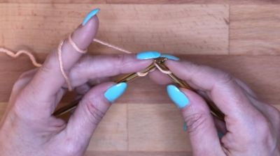 Setze die neue Masche zurück auf die linke Nadel. maschen anschlagen