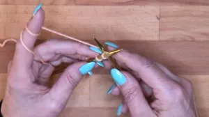 Steche mit der rechten Nadel hinter die neue Masche und hole den Faden durch.. Maschen Anschlagen