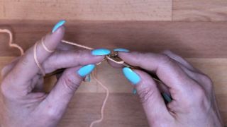 Setze die neue Masche wieder zurück auf die linke Nadel. maschen anschlagen