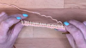 Wiederhole die Punkte 4+5, bis du alle Maschen angeschlagen hast.. Maschen Anschlagen