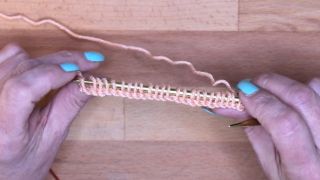 Wiederhole die Punkte 4+5, bis du alle Maschen angeschlagen hast. maschen anschlagen