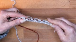 Wiederhole die Schritte 2-4, bis alle Maschen angeschlagen sind. maschen anschlagen