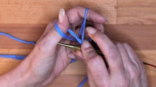 Gehe für die übernächste Masche (ungerade) von unten nach oben durch die Daumenschlaufespan> maschen anschlagen