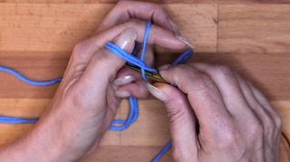 und ziehe den Arbeitsfaden durch die Schlaufe.Ziehe den doppelten Faden wieder mit dem Daumen fest. maschen anschlagen