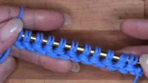 Wiederhole die Punkte 2+3 für die geraden Maschen und die Punkte 4+5 für die ungeraden Maschen.. Maschen Anschlagen