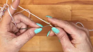 Beginne mit einem Umschlag. Das ist die erste Masche.. Maschen Anschlagen