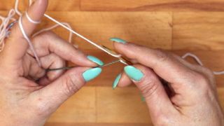 Beginne mit einem Umschlag. Das ist die erste Masche. maschen anschlagen