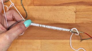 Wiederhole Punkt 2+3 bis alle Maschen auf der Nadel sind. maschen anschlagen