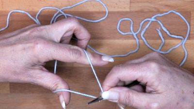 und hole den Faden vom Daumen. Achte darauf, dass der Faden vom Zeigefinger gespannt bleibt. Das ist die dritte Masche. maschen anschlagen