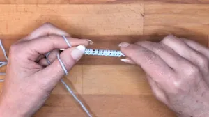 Wiederhole die Punkte 3-5, bis alle Maschen auf der Nadel sind. . Maschen Anschlagen