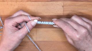 Wiederhole die Punkte 3-5, bis alle Maschen auf der Nadel sind.  maschen anschlagen