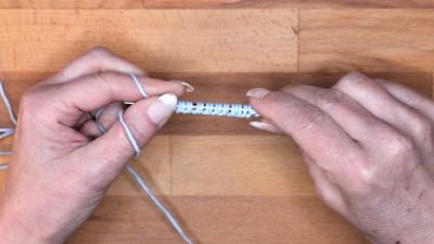 Wiederhole die Punkte 3-5, bis alle Maschen auf der Nadel sind.  maschen anschlagen