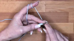 Stricke die erste Masche rechts ab. Das ist deine Randmasche. Und die zweite Masche ebenfalls rechts.. Maschen Anschlagen