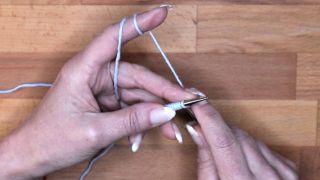 Stricke die erste Masche rechts ab. Das ist deine Randmasche. Und die zweite Masche ebenfalls rechts. maschen anschlagen