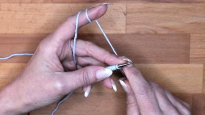 Stricke die erste Masche rechts ab. Das ist deine Randmasche. Und die zweite Masche ebenfalls rechts. maschen anschlagen