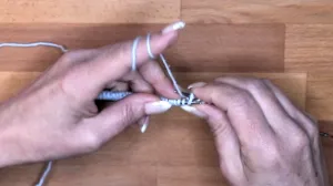 Stricke die nächste Masche rechts.. Maschen Anschlagen