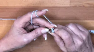 Wiederhole die Punkte 2+3 bis zum Ende der Reihe.. Maschen Anschlagen