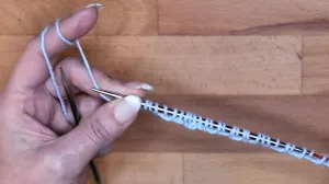 Stricke in der nächsten Reihe ebenfalls die rechten Maschen und hebe die linken wie zum Linksstricken ab.. Maschen Anschlagen