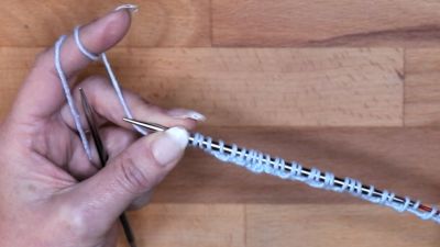 Stricke in der nächsten Reihe ebenfalls die rechten Maschen und hebe die linken wie zum Linksstricken ab. maschen anschlagen