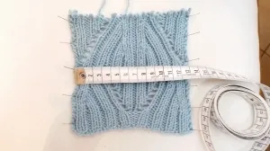 Das Aufspannen der gewaschenen Maschenprobe hilft dir beim Messen maschenprobe stricken ganz einfach maschenprobe stricken