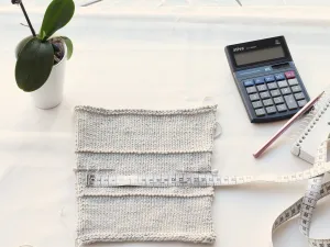 Stricke mit verschiedenen Nadelstärken und du siehst wie fest oder locker dein Pullover wird.. Maschenprobe Stricken